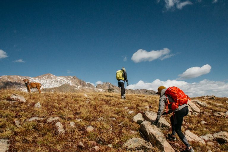 Photo hiking mental health benefits confidence self-esteem