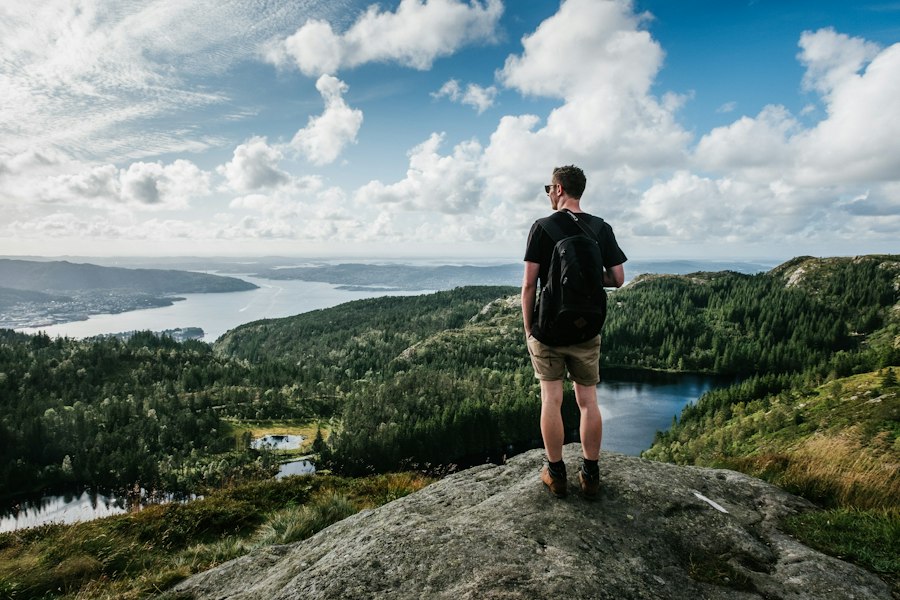 Photo hiking mental health benefits confidence self-esteem