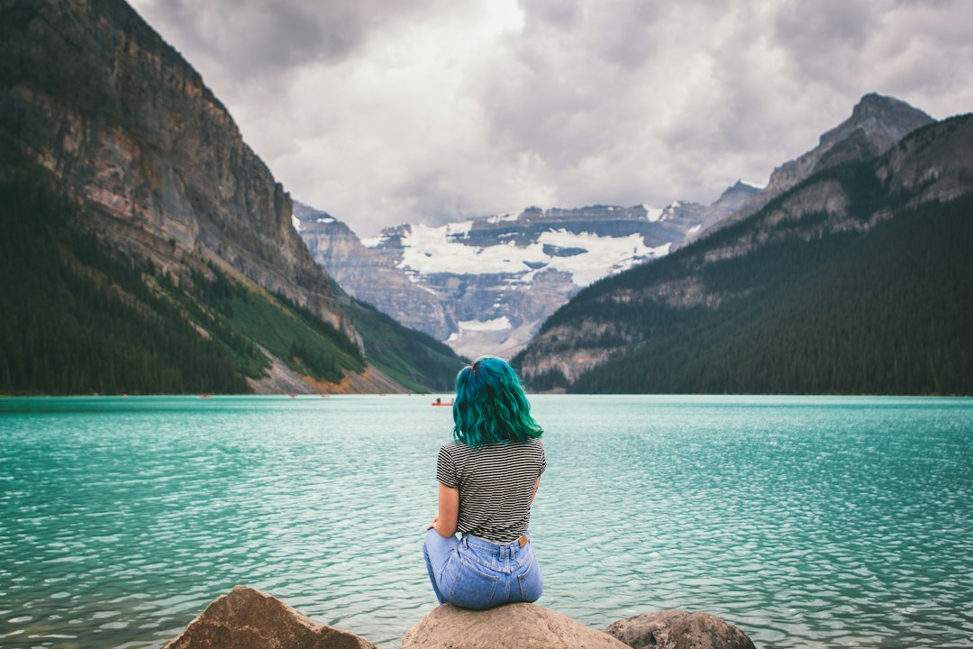 Photo solo travel mental health benefits