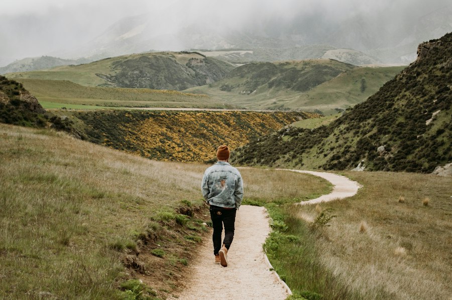 Photo travel walking mental wellbeing benefits