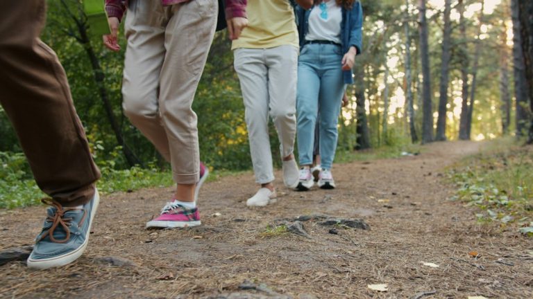 Photo walking mental health benefits outdoors